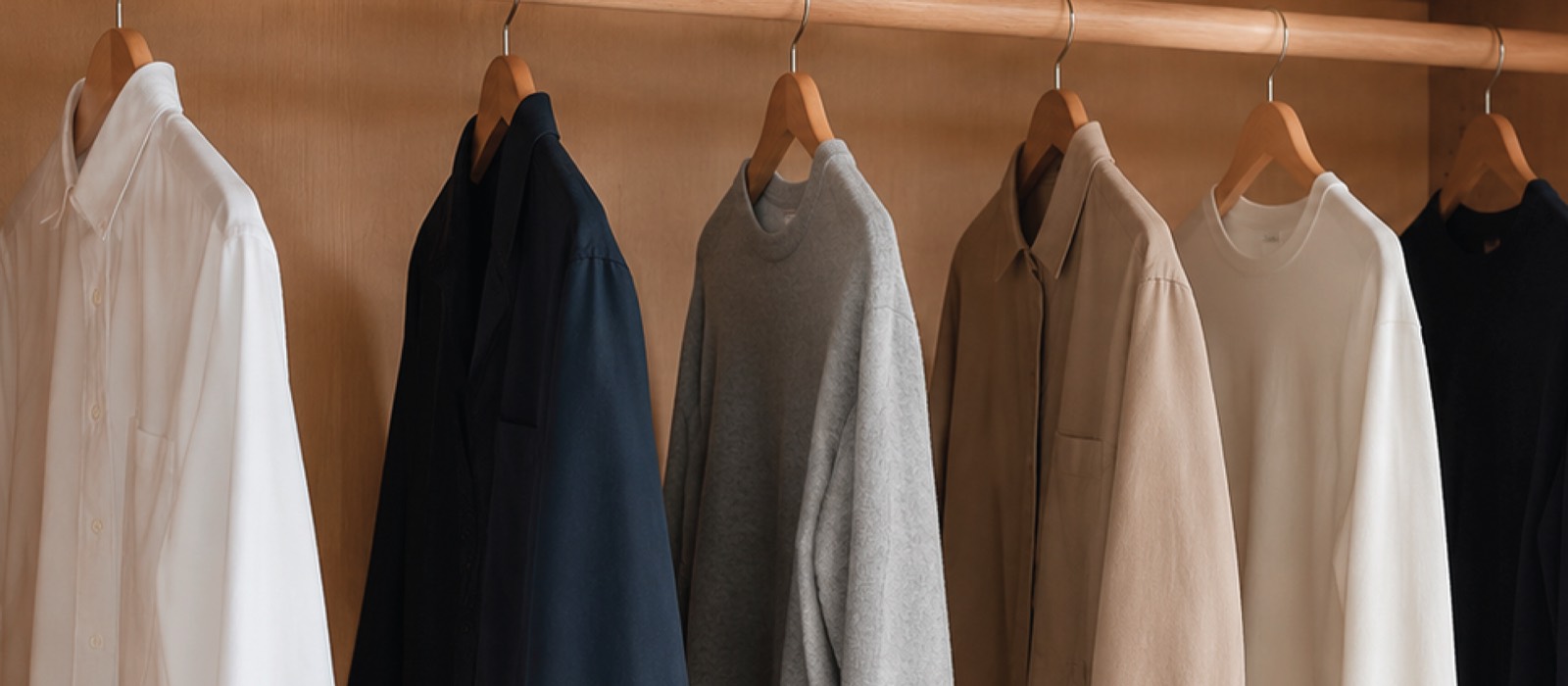Guarda-roupa organizado com peças neutras